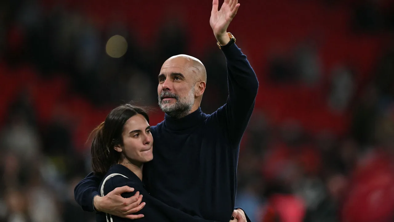 مشهد مؤثر يجمع بيب جوارديولا بابنته ماريا عقب تتويج مانشستر سيتي بكأس كاراباو